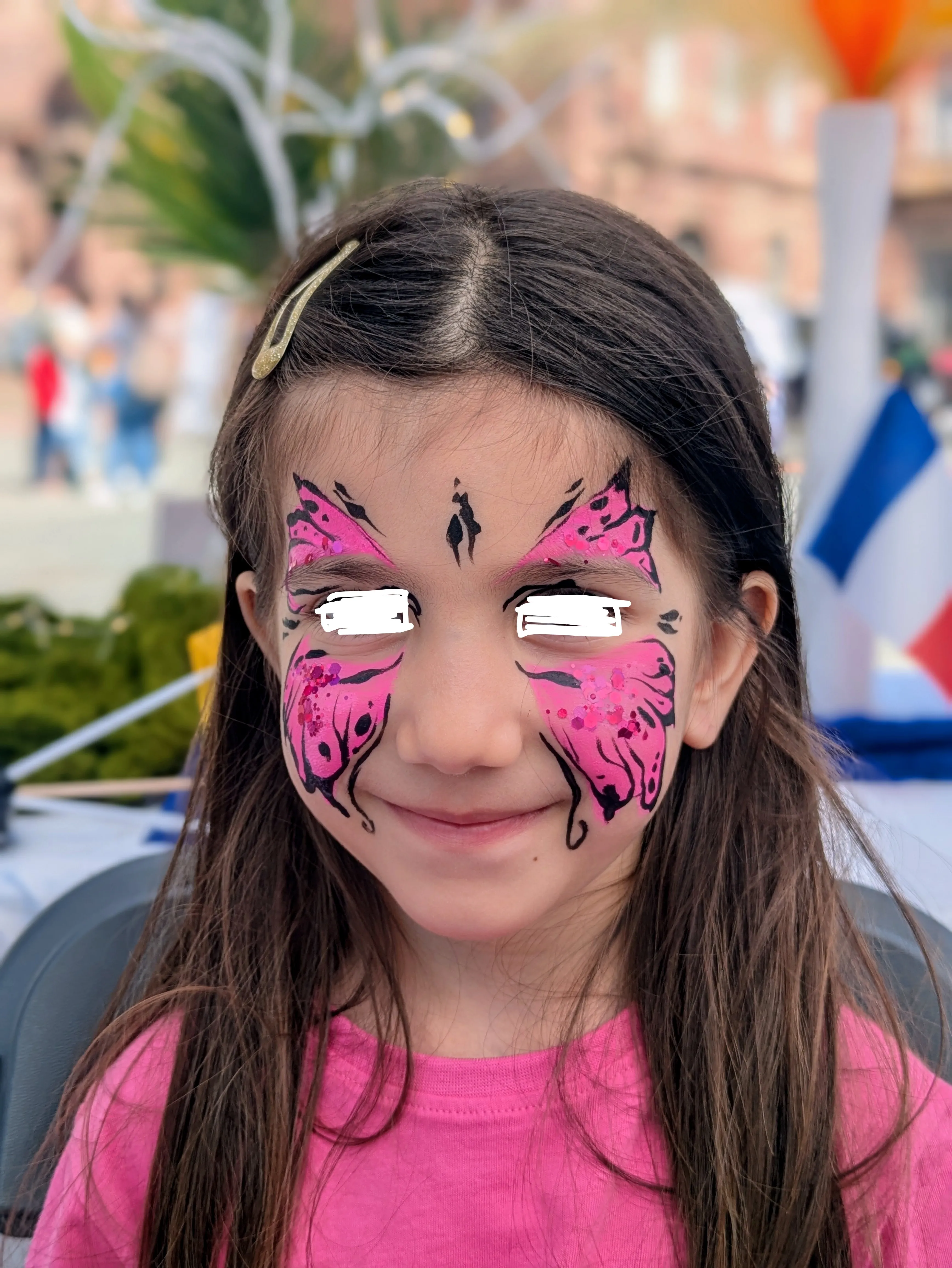 Maquillage artistique papillon rose pour enfant